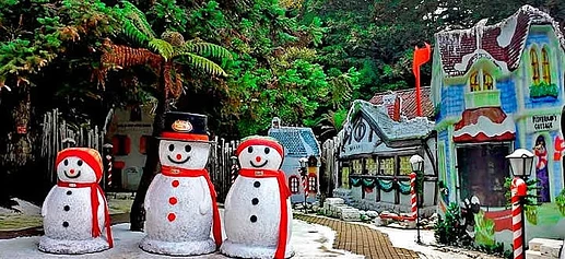 Bonecos-de-neve-na-Aldeia-do-Papai-Noel