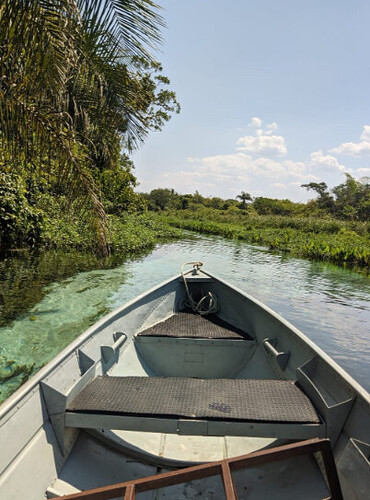 Onde posso fazer passeios de barco em Bonito?