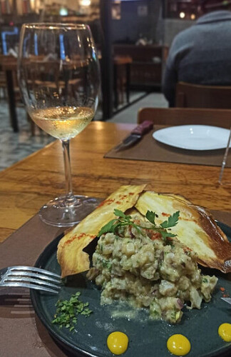 Onde posso encontrar bares com música ao vivo em Ouro Preto?