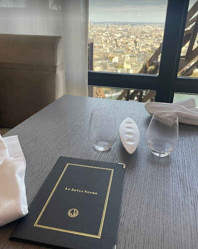 Onde jantar com vista para a Torre Eiffel?