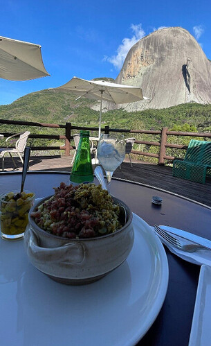 Quais são os restaurantes baratos em Pedra Azul?