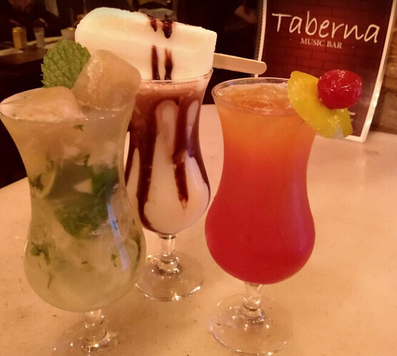 Onde posso encontrar bares com música ao vivo em Ouro Preto?