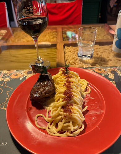 O que comer na rua coberta em Gramado?