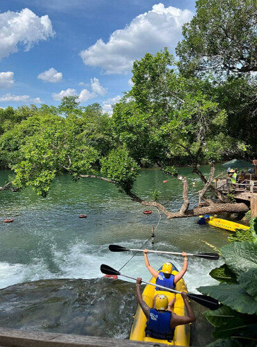 Onde posso fazer passeios de barco em Bonito?