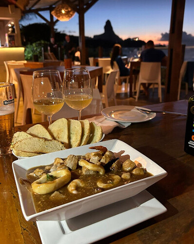 Quais são os melhores restaurantes com vista para Fernando de Noronha?