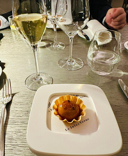 Quanto custa um jantar no restaurante da Torre Eiffel?