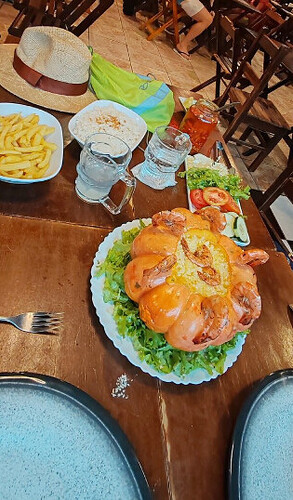 Quais restaurantes oferecem comida acessível em Trindade, RJ?