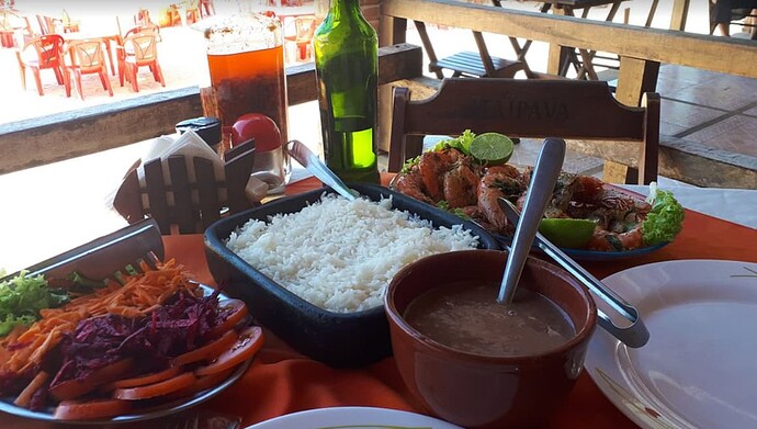 Quais restaurantes oferecem comida acessível em Trindade, RJ?