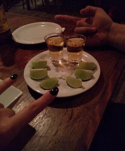 Onde posso encontrar bares com música ao vivo em Ouro Preto?