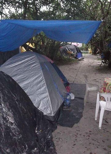 Onde posso acampar na Ilha do Mel?