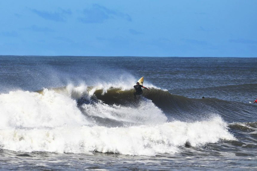 Surf na Praia dos Molhes