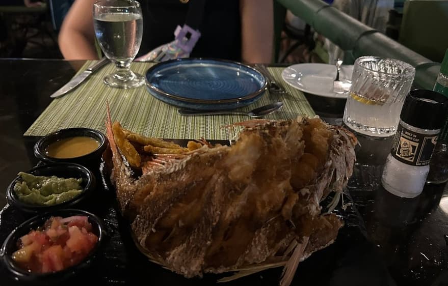 Quais restaurantes oferecem comida acessível em Quepos?