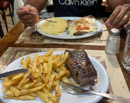 Quais restaurantes oferecem comida acessível na Recoleta?