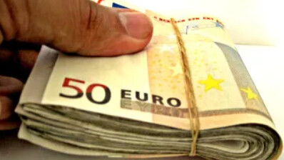 É melhor usar euros em espécie ou cartão na Itália?