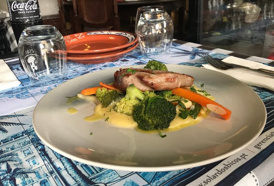 Quais são os restaurantes baratos em Santo Antônio de Lisboa?