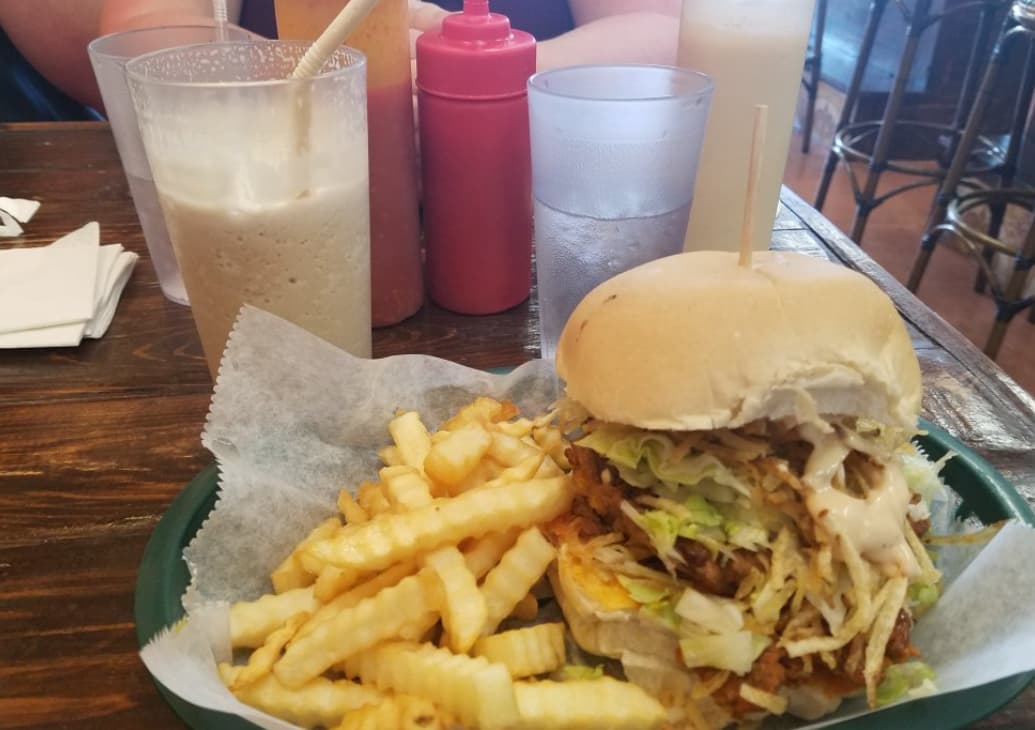 Hambúrguer servido com batata frita, restaurante barato em Miami