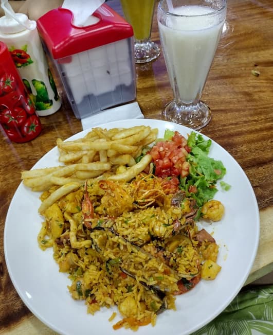 Quais restaurantes oferecem comida acessível em Quepos?