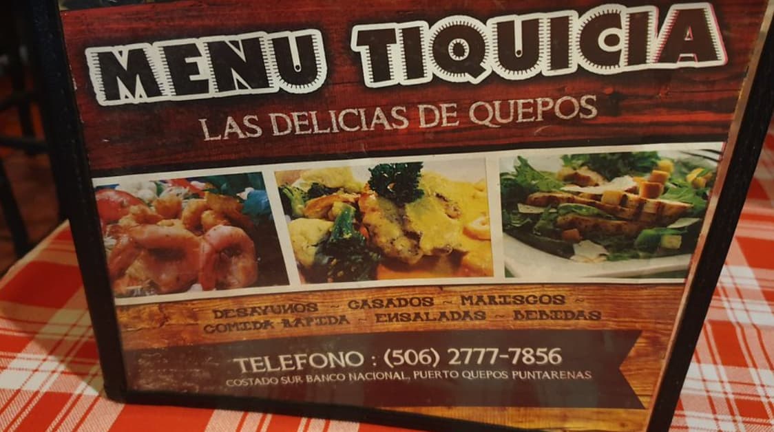 Quais restaurantes oferecem comida acessível em Quepos?