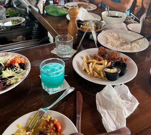 Quais restaurantes oferecem comida acessível em Quepos?