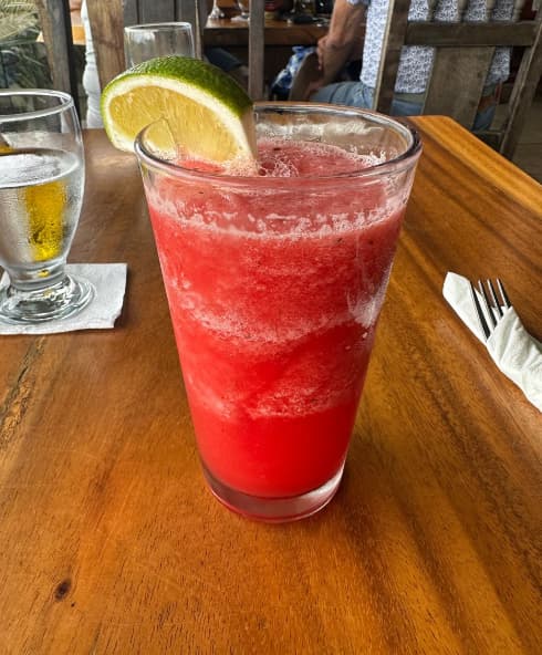 Quais restaurantes oferecem comida acessível em Quepos?