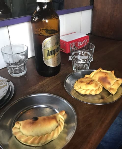 Quais restaurantes oferecem comida acessível na Recoleta?