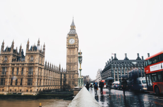 Como é o clima no Reino Unido em cada estação?