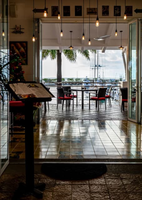 Quais restaurantes oferecem comida acessível em Quepos?