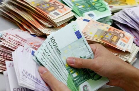 É melhor usar euros em espécie ou cartão na Itália?