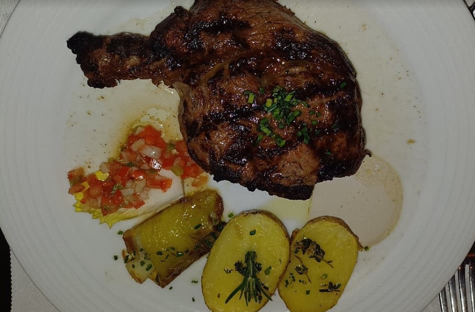 Quais restaurantes oferecem comida acessível na Recoleta?