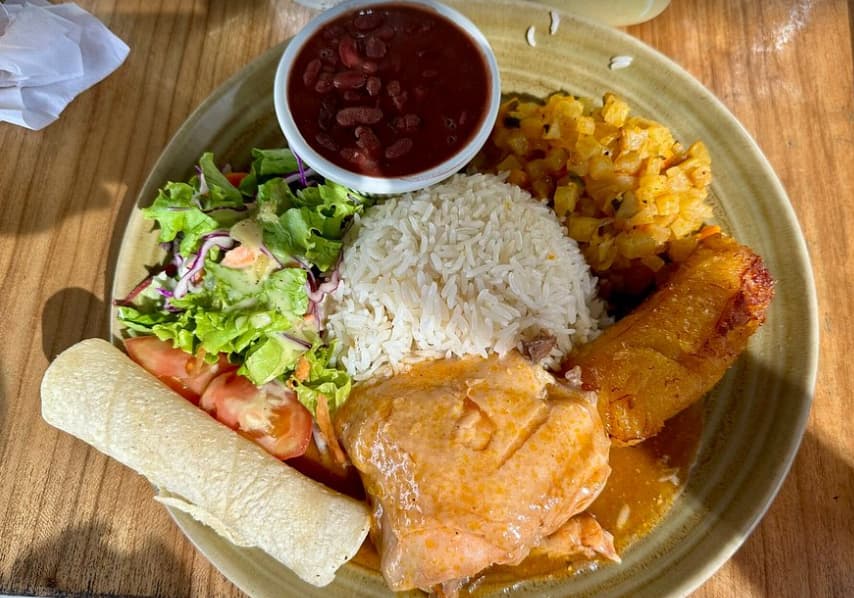 Quais restaurantes oferecem comida acessível em Quepos?