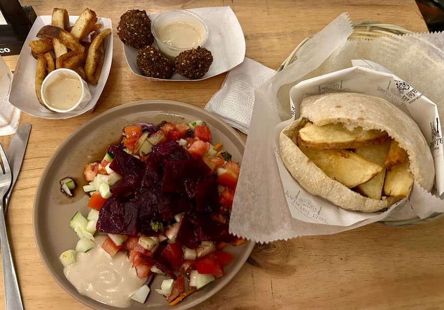 Quais restaurantes oferecem comida acessível em Quepos?