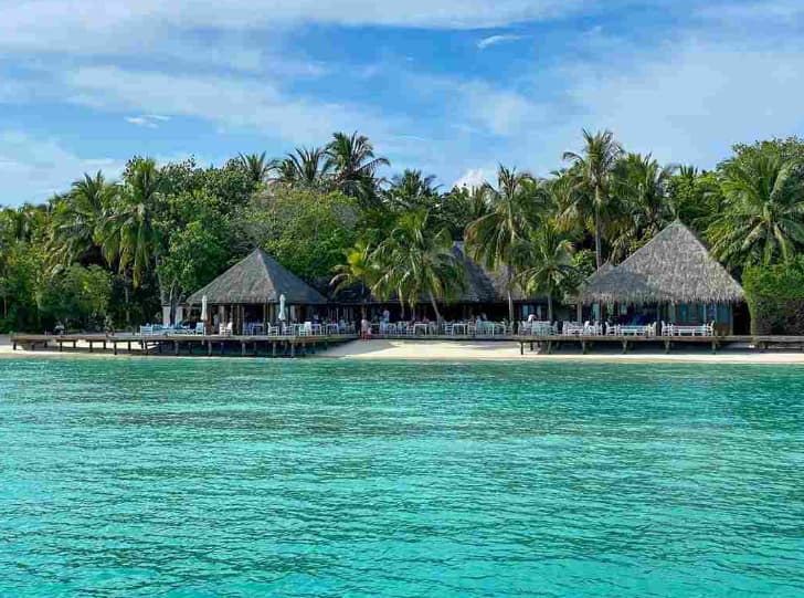 Qual mês mais chove nas Maldivas?