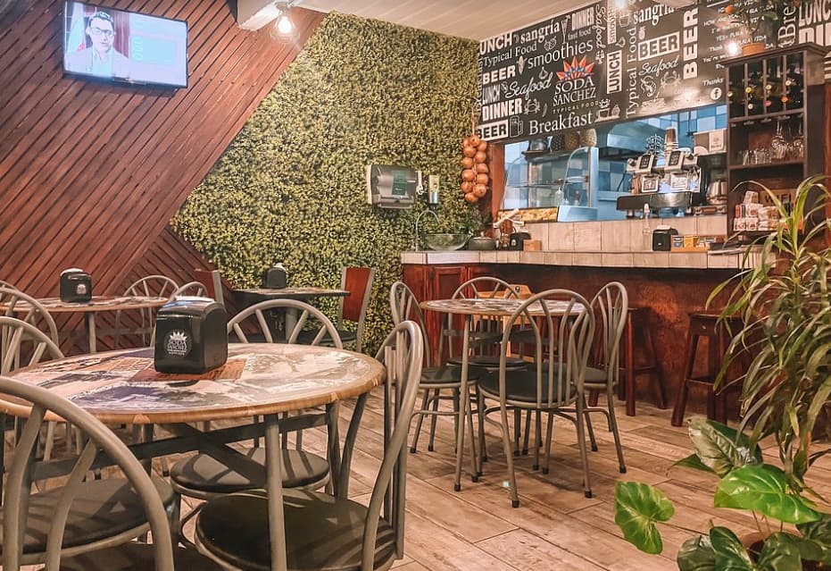 Quais restaurantes oferecem comida acessível em Quepos?