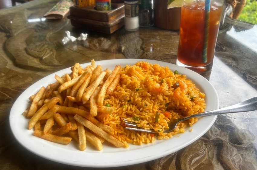 Quais restaurantes oferecem comida acessível em Quepos?