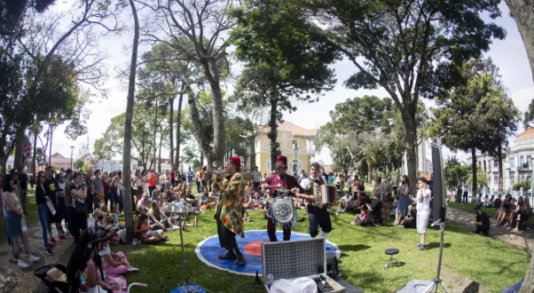 Onde posso ver apresentações de teatro de rua em Curitiba